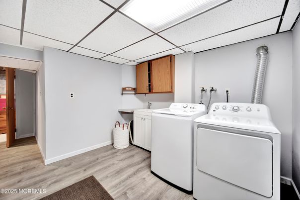 Interior, Washer, Wood Texture Flooring