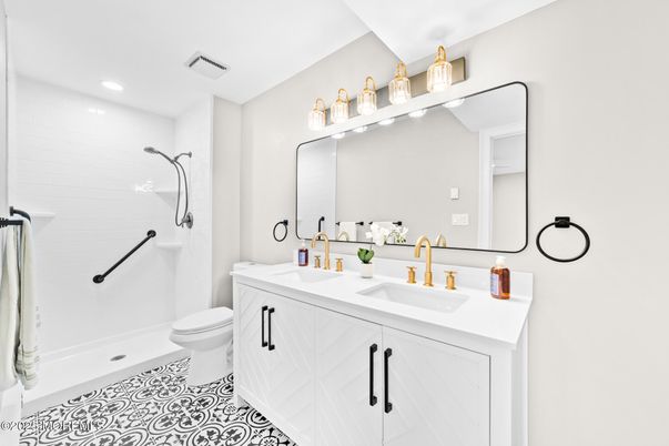 Bathroom, Dual Sink Vanities, Interior, Recessed Lighting