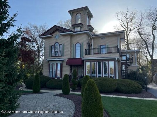 Exterior, Facade, Queen Anne Victorian