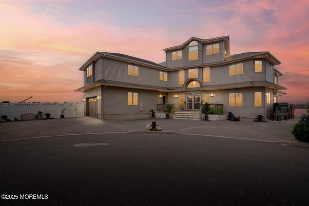Attached, Exterior, Facade, American Craftsman
