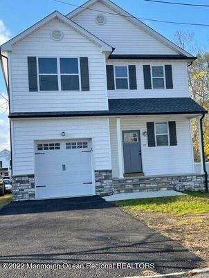 Attached, Exterior, Facade, Farmhouse
