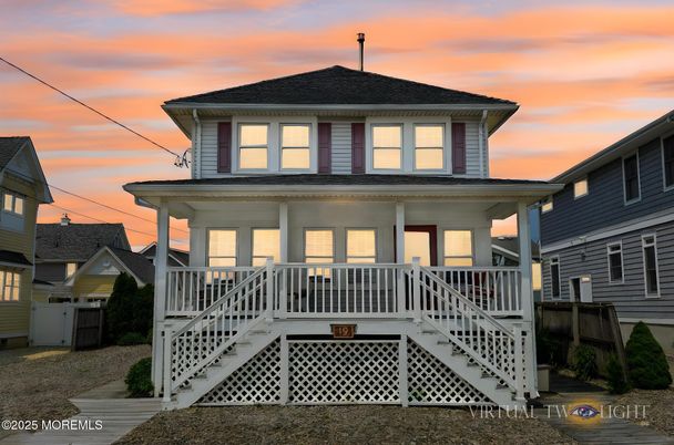 Exterior, Facade, American Foursquare