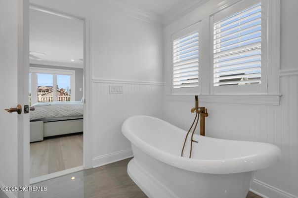 Bathroom, Free Standing Baths, Interior, Recessed Lighting, Wood Texture Flooring