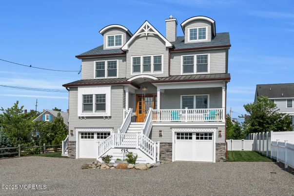 Attached, Exterior, Facade, Queen Anne Victorian