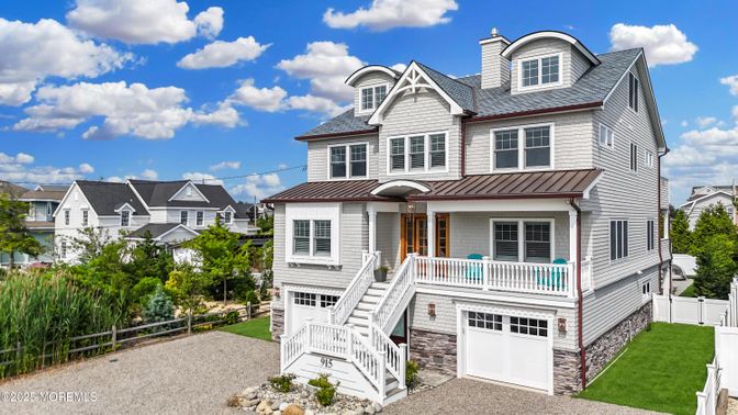 Attached, Exterior, Facade, Queen Anne Victorian