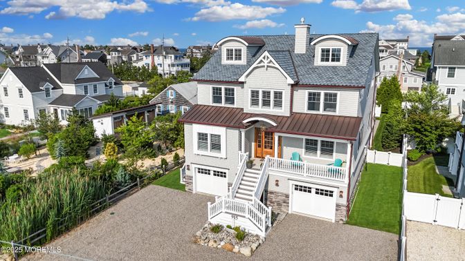 Attached, Exterior, Facade, Queen Anne Victorian