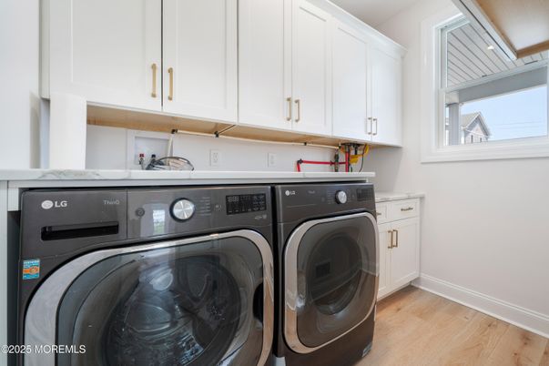 Interior, Washer, Wood Texture Flooring