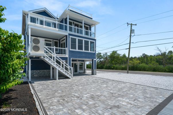 Attached, Exterior, Facade, None