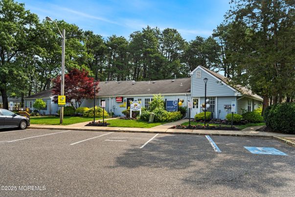 Exterior, Facade, Ranch