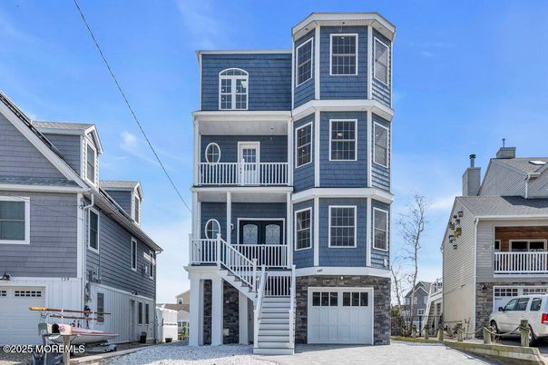 Attached, Exterior, Facade, Rowhouse
