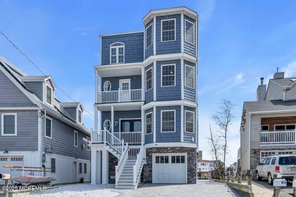 Attached, Exterior, Facade, Queen Anne Victorian