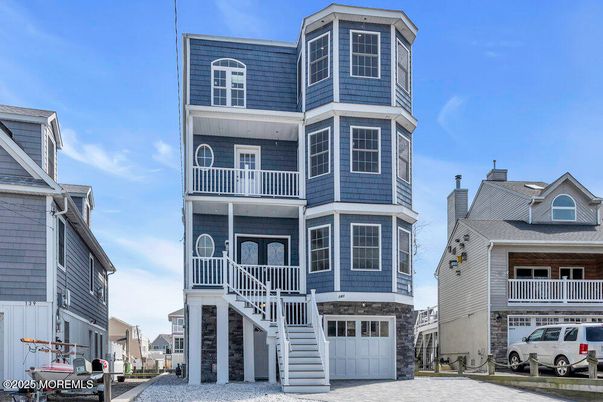 Attached, Exterior, Facade, Rowhouse