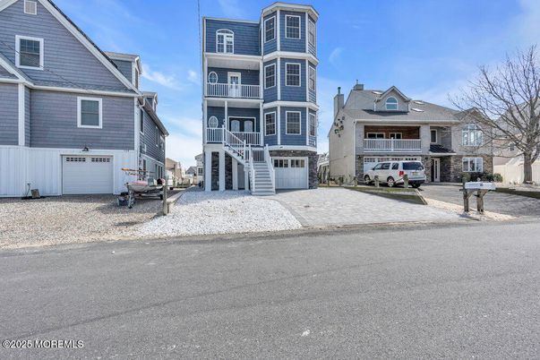 Attached, Exterior, Facade, Queen Anne Victorian