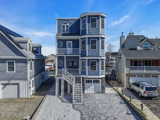 Attached, Exterior, Facade, Queen Anne Victorian