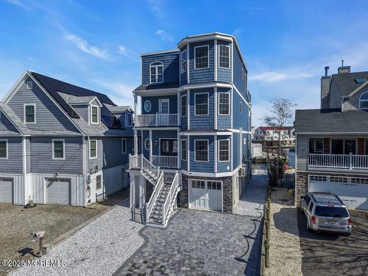 Attached, Exterior, Facade, Queen Anne Victorian