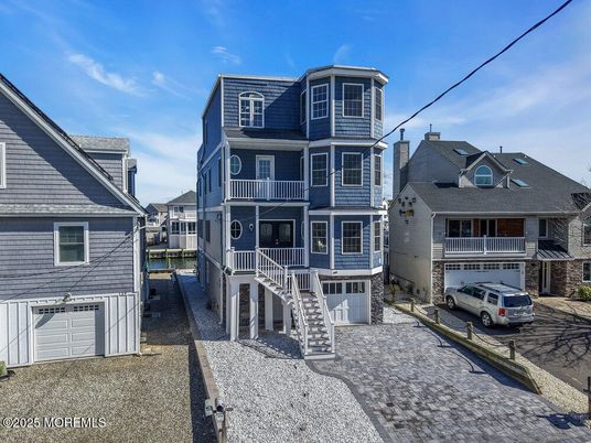 Attached, Exterior, Facade, Queen Anne Victorian