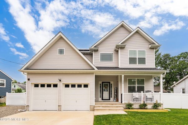 Attached, Exterior, Facade, Farmhouse