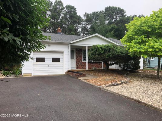 Attached, Exterior, Facade, Brick Facade, Ranch