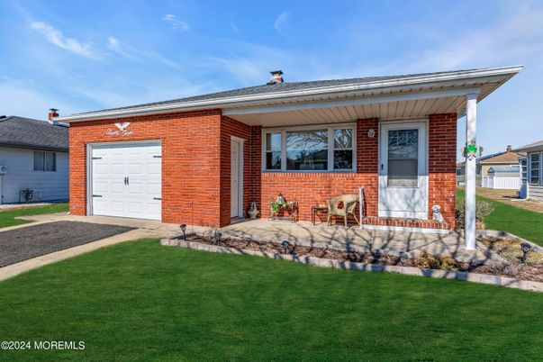 Attached, Exterior, Facade, Brick Facade, Split Level