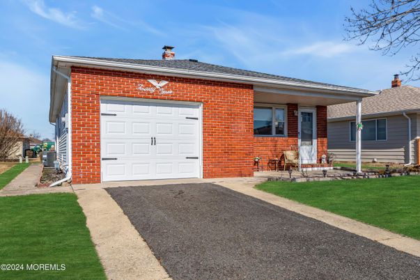 Attached, Exterior, Facade, Brick Facade, Split Level