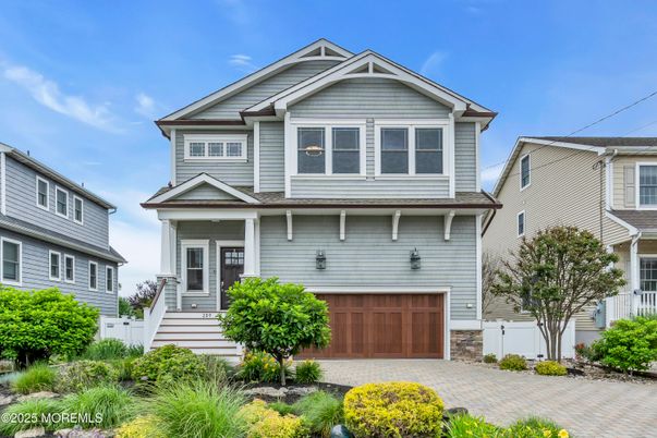 Attached, Exterior, Facade, Queen Anne Victorian