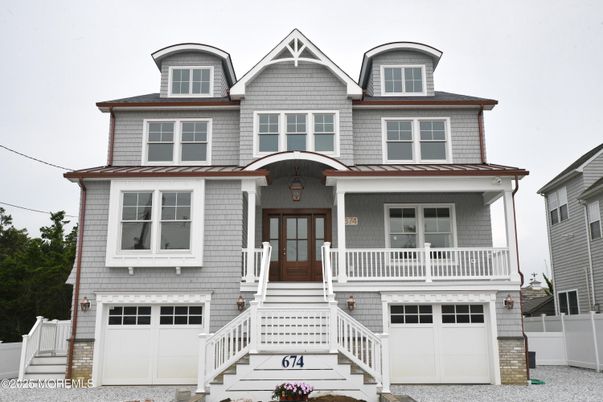 Attached, Exterior, Facade, Queen Anne Victorian