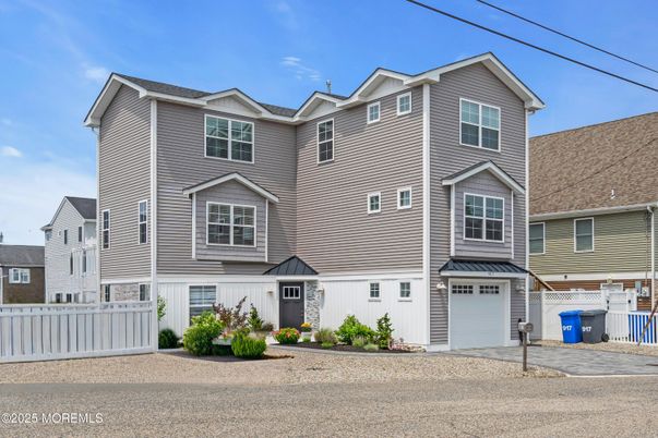 Attached, Exterior, Facade, Rowhouse