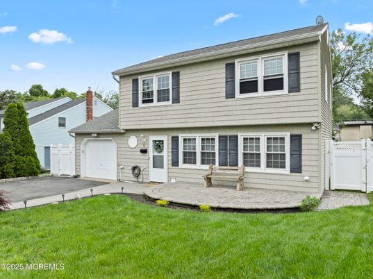Attached, Exterior, Facade, Split Level