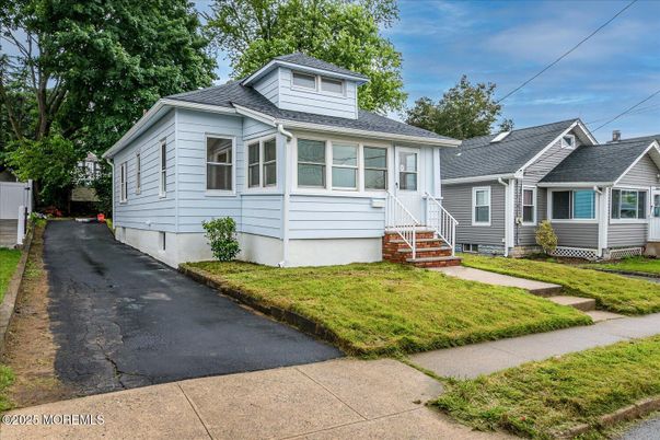 Exterior, Facade, American Foursquare