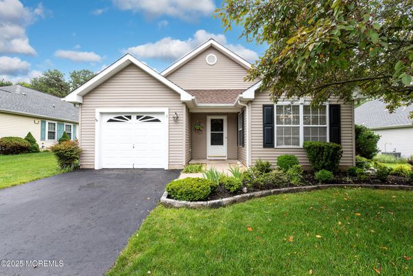 Attached, Exterior, Facade, American Craftsman