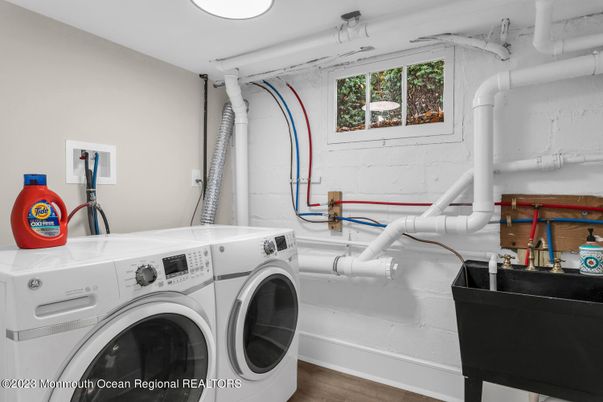 Interior, Washer, Wood Texture Flooring