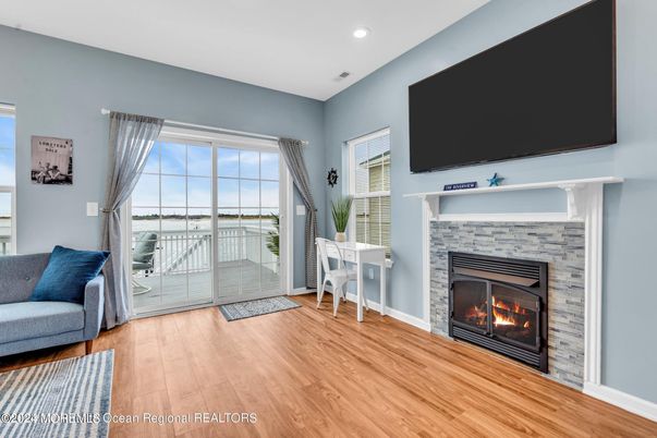 Dining room, Fireplace, Interior, Recessed Lighting, Wood Texture Flooring