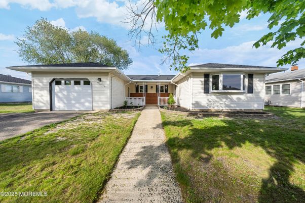 Attached, Exterior, Facade, Ranch