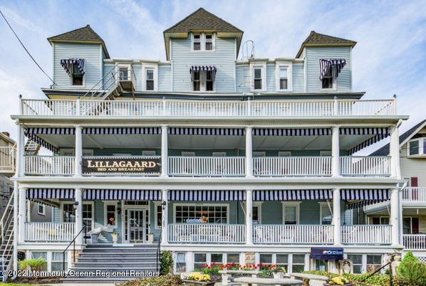 Exterior, Facade, Queen Anne Victorian