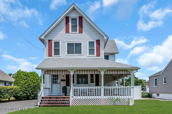 Exterior, Facade, Queen Anne Victorian