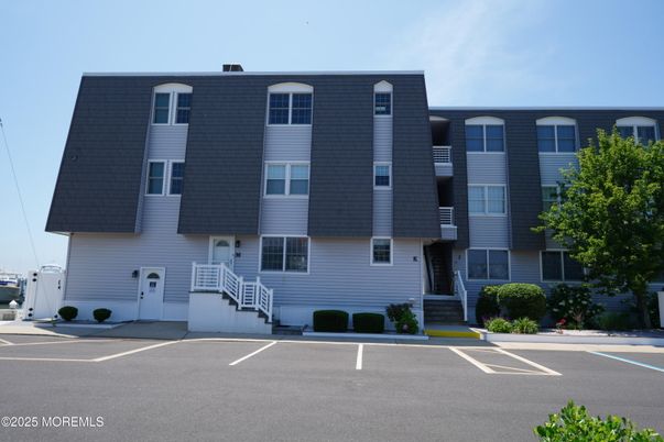 Exterior, Facade, Rowhouse