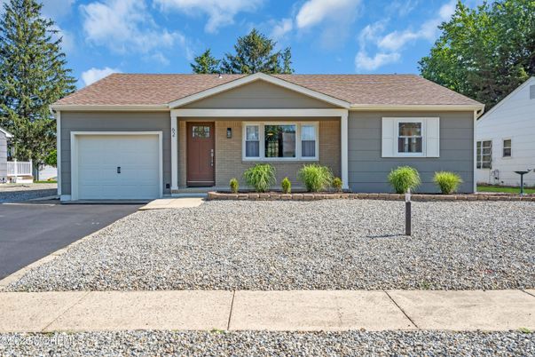 Attached, Exterior, Facade, Ranch