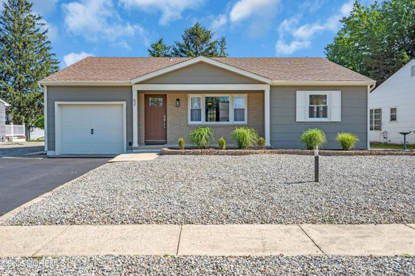 Attached, Exterior, Facade, Ranch