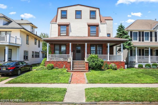 Exterior, Facade, American Foursquare