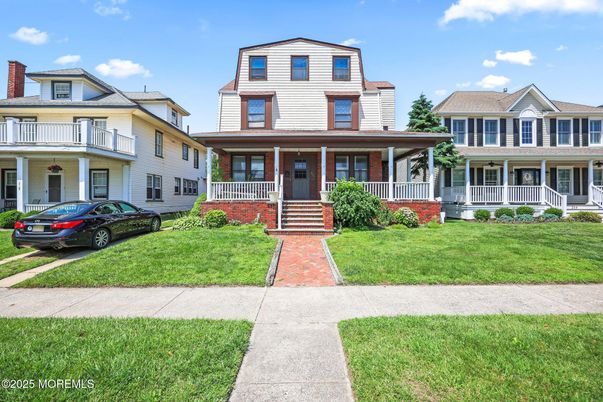 Exterior, Facade, American Foursquare