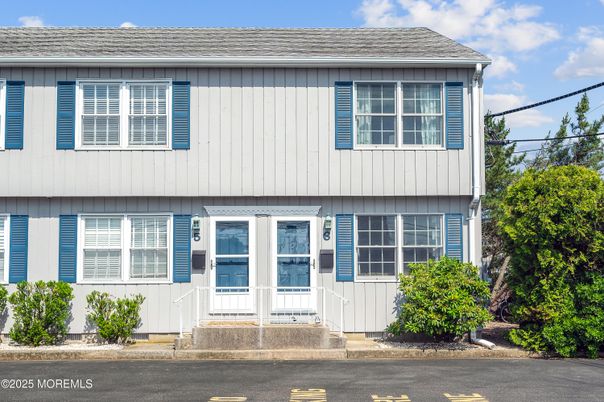 Exterior, Facade, Raised Ranch