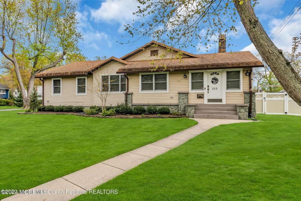 Exterior, Facade, Ranch