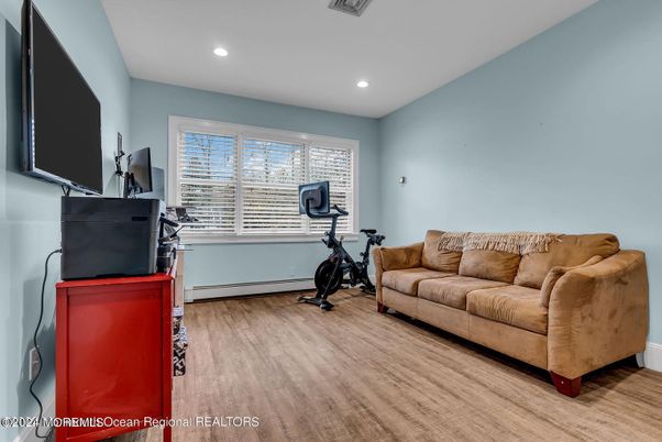 Fitness Equipment, Interior, Living room, Recessed Lighting, Wood Texture Flooring