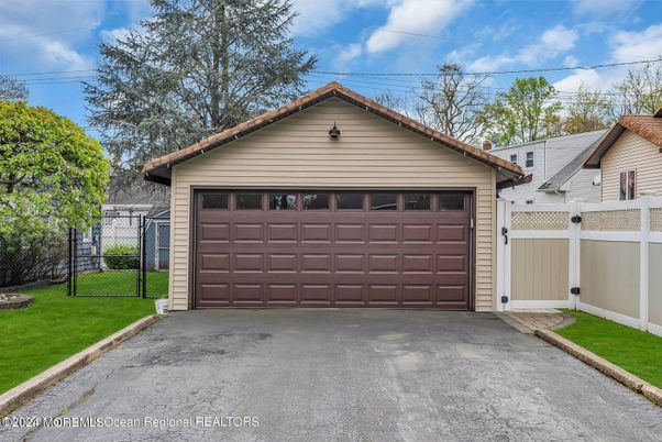 Detached Garage, Exterior