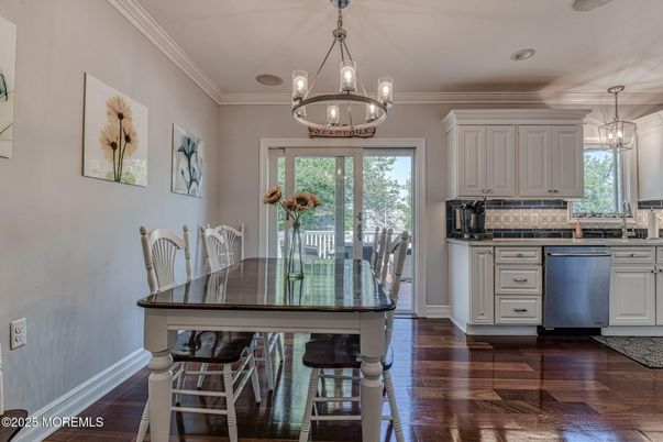 Chandelier, Dining room, Interior, Kitchen, Pendant Lights, Recessed Lighting, Wood Texture Flooring