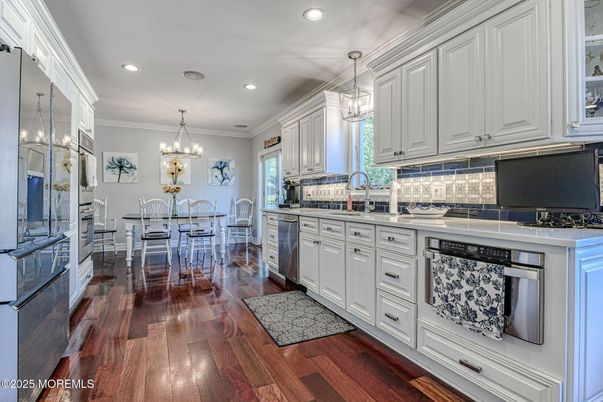 Chandelier, Dining room, Interior, Kitchen, Pendant Lights, Recessed Lighting, Wood Texture Flooring
