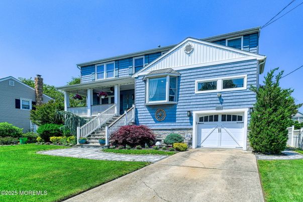 Attached, Exterior, Facade, Queen Anne Victorian