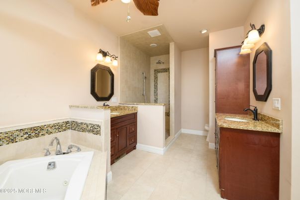 Bathroom, Dual Sink Vanities, Interior, Recessed Lighting