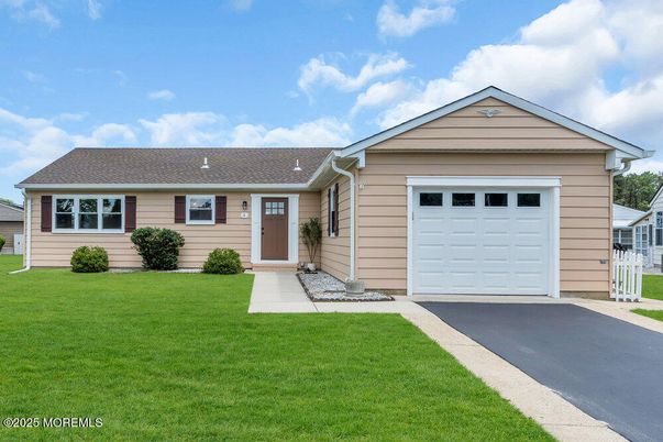 Attached, Exterior, Facade, Ranch