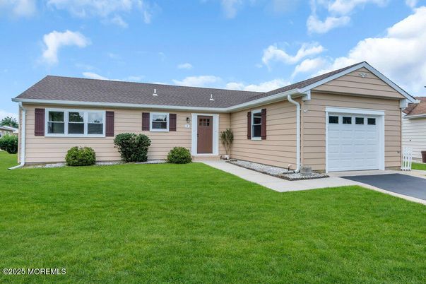 Attached, Exterior, Facade, Ranch
